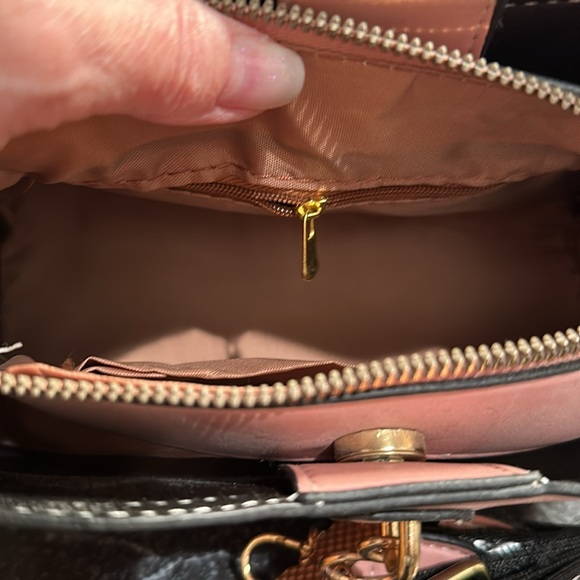 NWT darling pink purse with butterfly accent - Picture 4 of 6